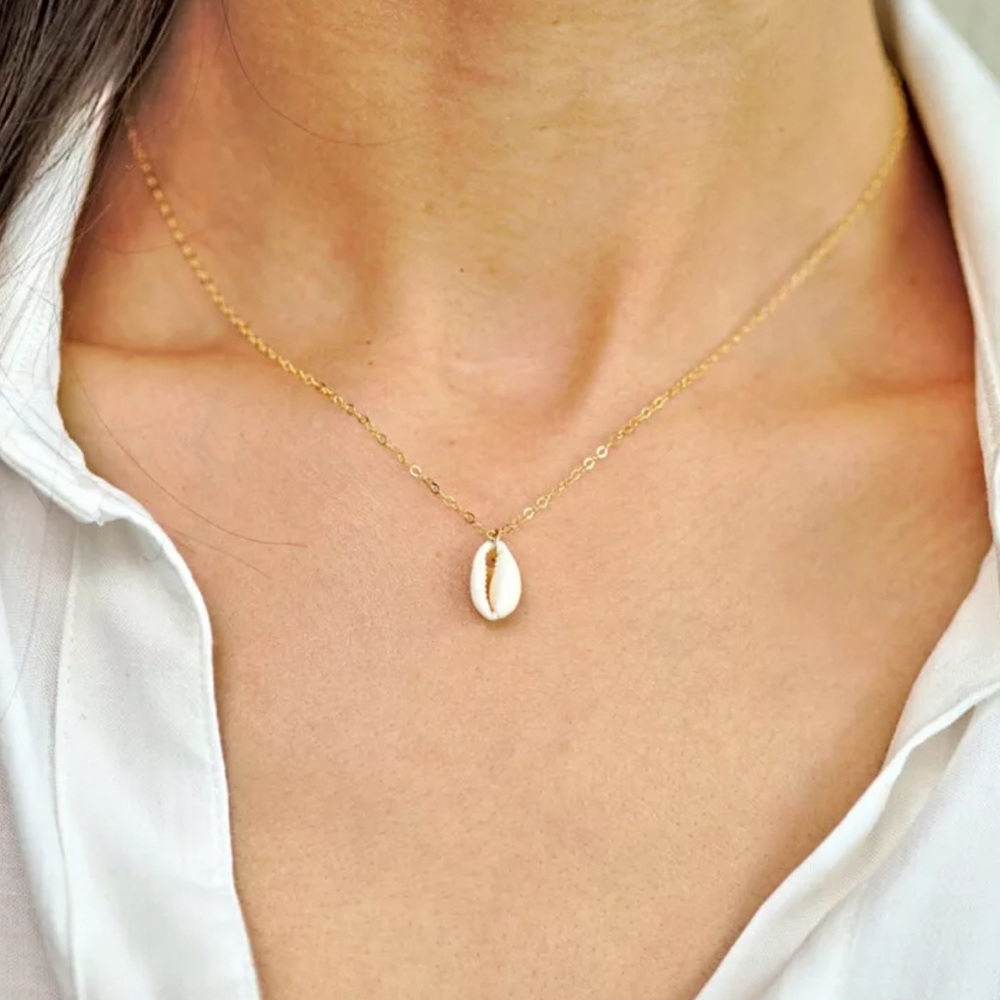 Beach Conch Shell Necklace. NEW!